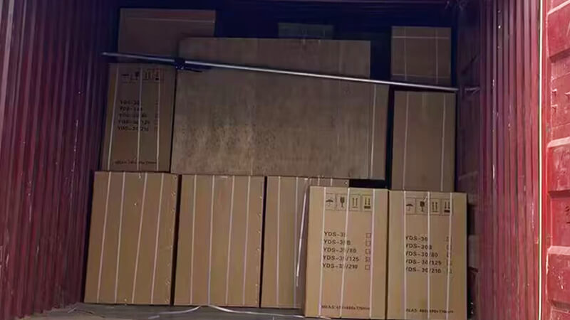 30升35升液氮罐出口裝車，發(fā)往新加坡